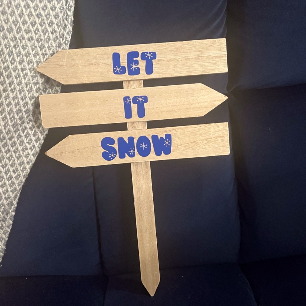 Sign 🪧 “Let it Snow” ❄️